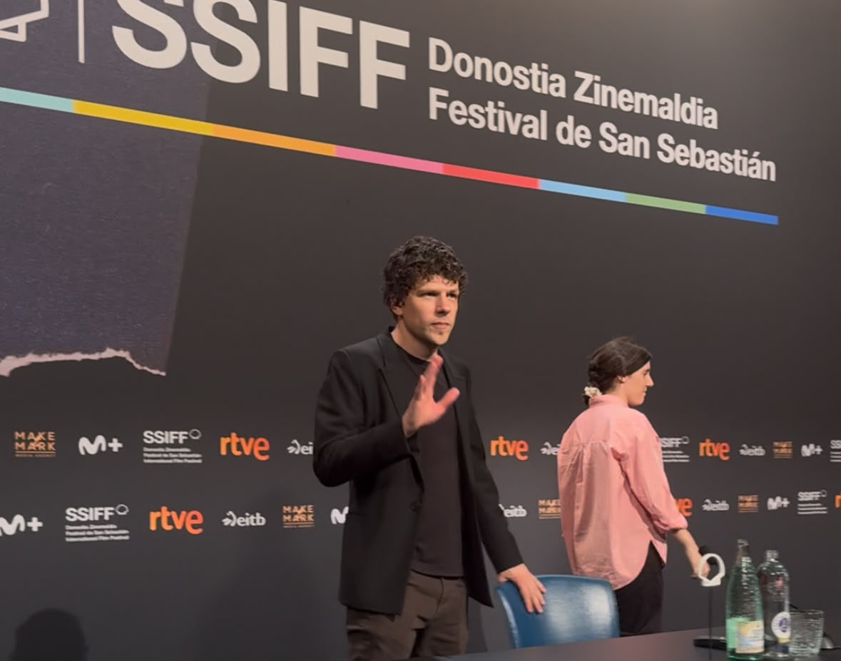 ‘The Debut’: risas, personajes y un Jesse Eisenberg que nos ha ganado